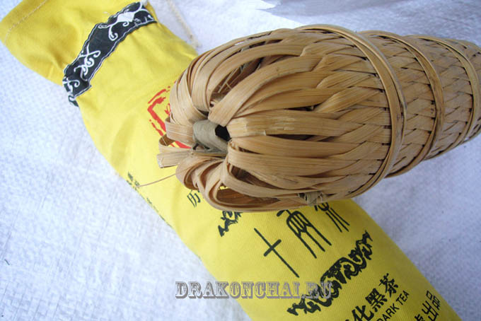 Черный чай в плетеной упаковке 十两茶 (Шилян Ча) фото