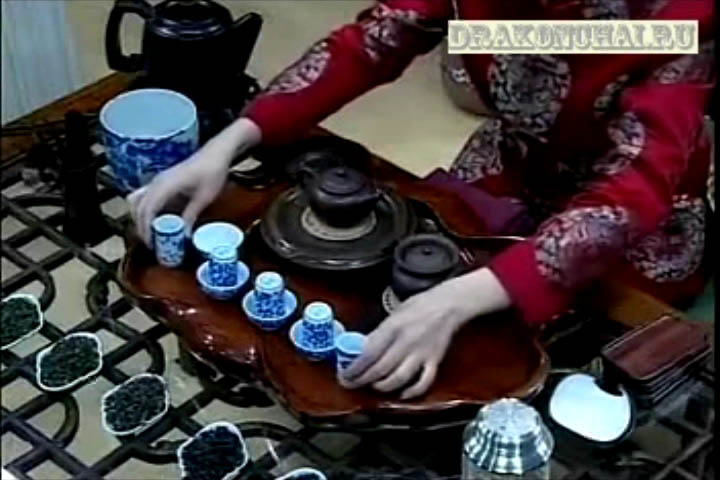подготовка посуды для чайной церемонии