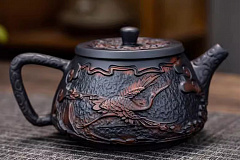 Чайник ручной работы из фиолетовой глины с Аистом